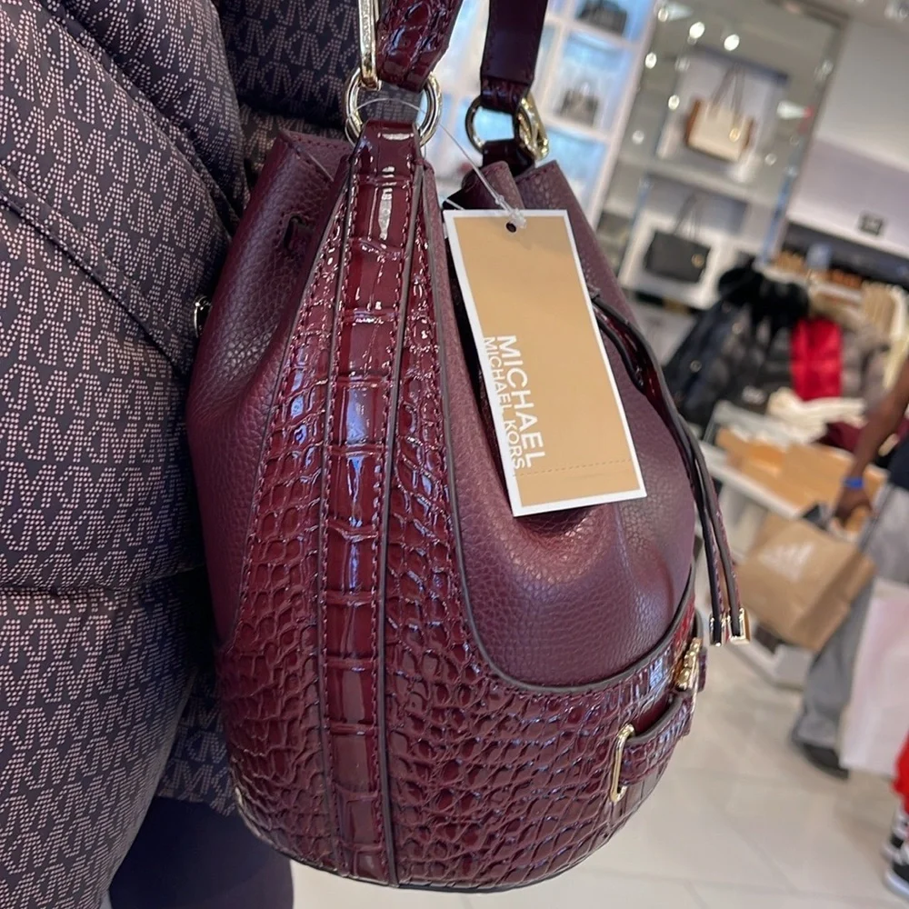MICHAEL KORS  Reed Medium Pebbled Leather Belted Bucket Messenger Satchel Crossb